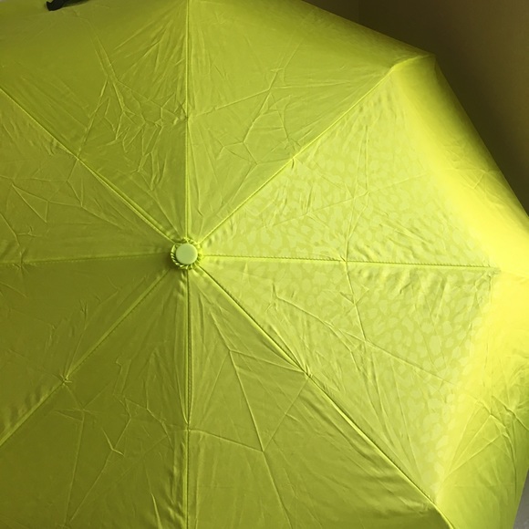 Betsey Johnson Acrylic Leo Lime Umbrella NWT - Picture 4 of 5